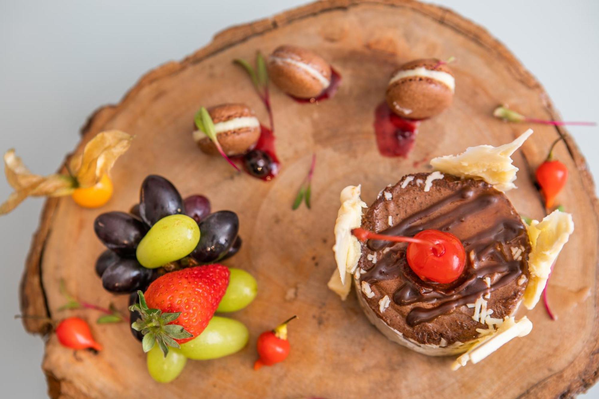 Hotel Meliá Paulista São Paulo Exteriér fotografie A chocolate cake with fruit
